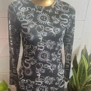 No Boundaries Women Ribbed T-shirt Size M B/W Long Sleeve Snake Rose Sun